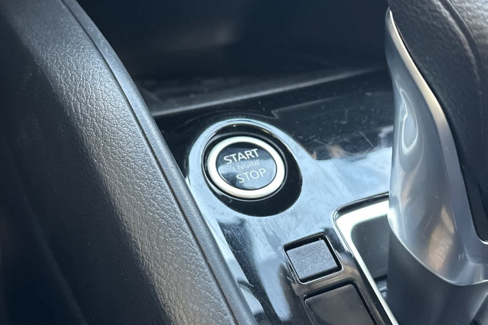 Used 2024 Nissan Versa SR FWD image 20