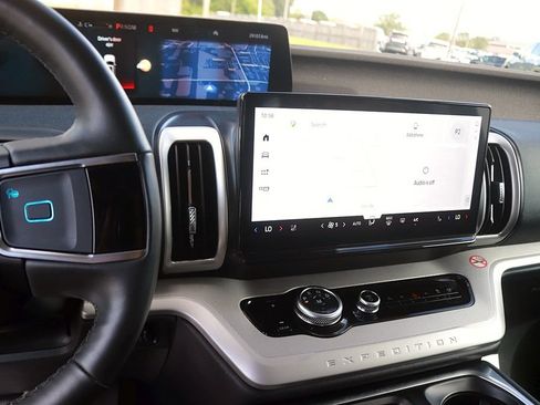 Used 2025 Ford Expedition Active RWD image 24