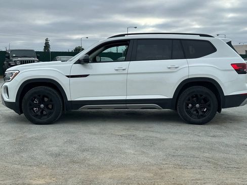 Used 2025 Volkswagen Atlas Peak Edition SE image 6