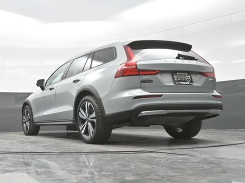 Used 2025 Volvo V60 B5 Cross Country Plus AWD/4WD image 22