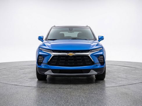 Used 2025 Chevrolet Blazer LT FWD image 2