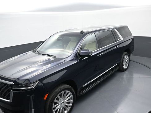 Used 2024 Cadillac Escalade ESV Premium Luxury image 32
