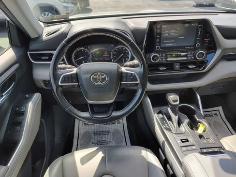 Used 2022 Toyota Highlander XLE AWD/4WD image 25