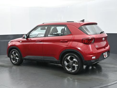 Used 2022 Hyundai Venue Limited image 3