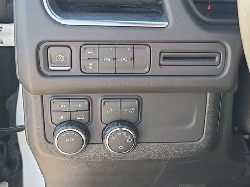 Used 2023 Chevrolet Suburban LT image 25