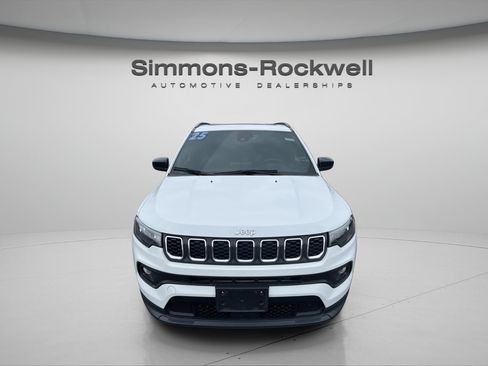 Used 2025 Jeep Compass Latitude w/ Sun & Sound Group AWD/4WD image 8