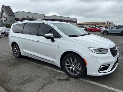 Used 2023 Chrysler Pacifica Pinnacle image 2