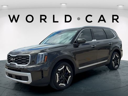 Certified 2025 Kia Telluride S FWD image 3