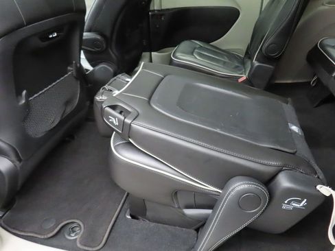 Used 2024 Chrysler Pacifica Limited FWD image 55