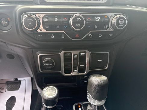 Used 2018 Jeep Wrangler Unlimited Sahara AWD/4WD image 33