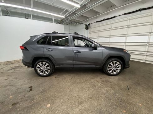Used 2021 Toyota RAV4 XLE Premium image 7