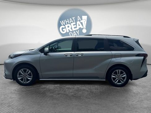 Used 2025 Toyota Sienna XLE AWD/4WD image 7