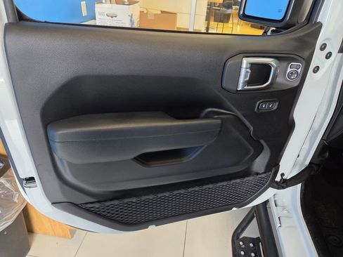 Used 2025 Jeep Wrangler Sport S image 14