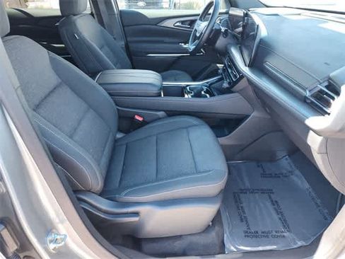 Used 2025 Chevrolet Traverse LT w/ Driver Confidence Package image 19