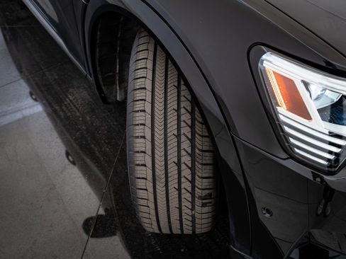 Used 2022 Audi e-tron Premium w/ Convenience Plus Package image 51