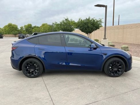 Used 2023 Tesla Model Y AWD image 3