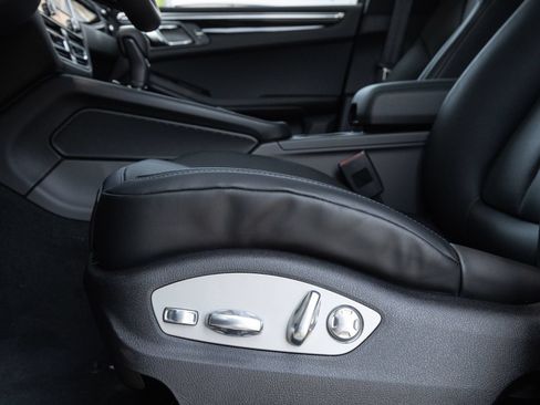 Certified 2026 Porsche Macan AWD/4WD image 21