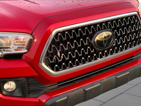 Used 2018 Toyota Tacoma TRD Off-Road w/ Technology Package AWD/4WD image 29