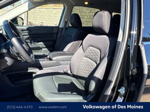 Used 2025 Nissan Pathfinder SV image 11