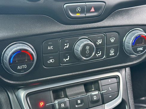 Used 2024 GMC Terrain SLT image 19