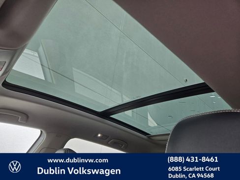 Certified 2022 Volkswagen Atlas SEL R-Line image 19