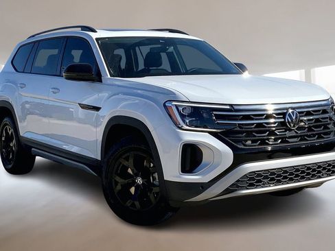 New 2026 Volkswagen Atlas Peak Edition image 2