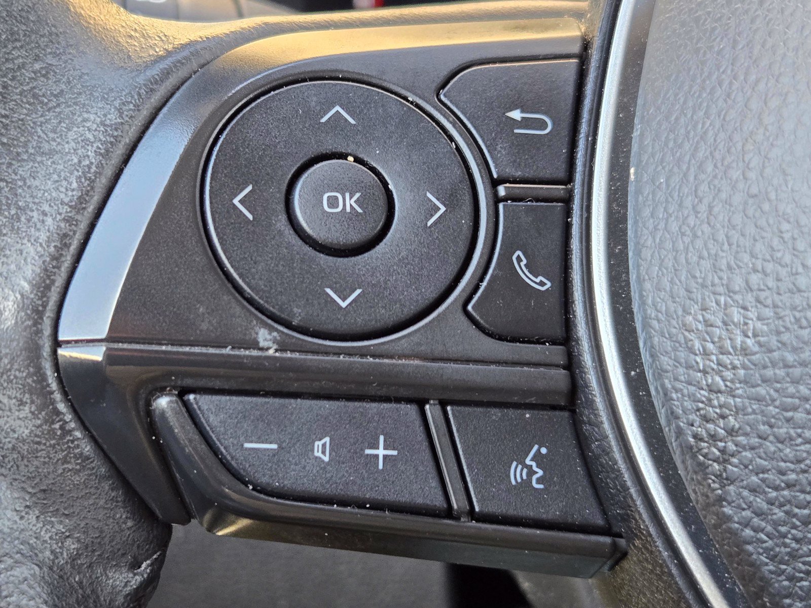Used 2023 Toyota Corolla Cross XLE w/ Convenience Package FWD image 24