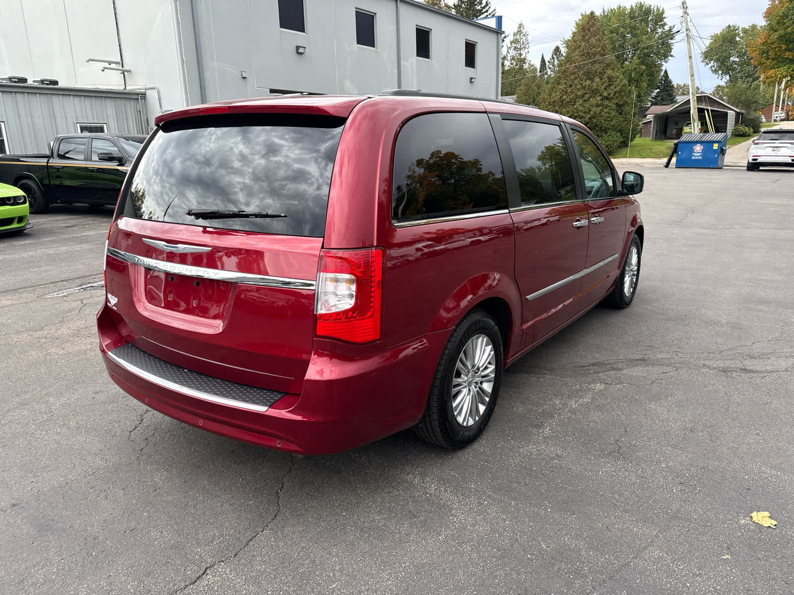 Used 2015 Chrysler Town & Country Touring-L w/ Driver Convenience Group FWD image 3