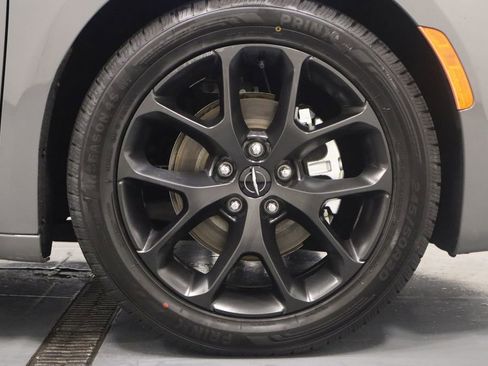 Used 2025 Chrysler Pacifica Limited FWD image 30