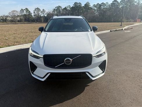 Used 2025 Volvo XC60 B5 Plus image 12