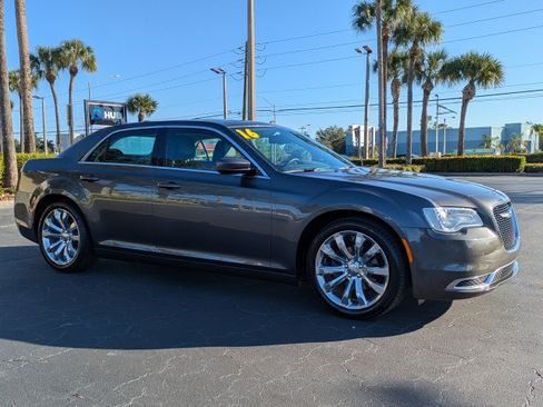 Used 2016 Chrysler 300 Limited image 7