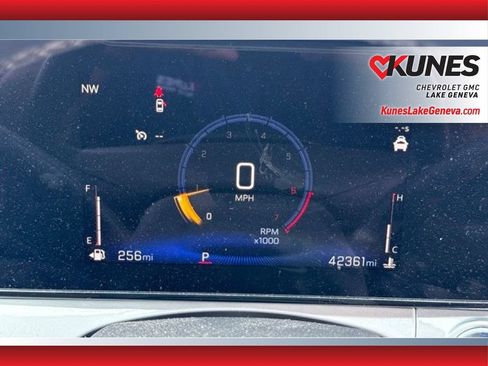Used 2025 Chevrolet Trax LT w/ LT Convenience Package FWD image 4