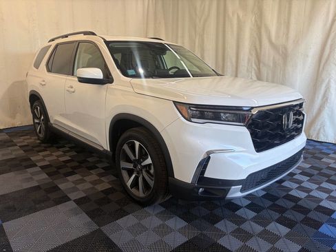 Used 2025 Honda Pilot Touring image 3