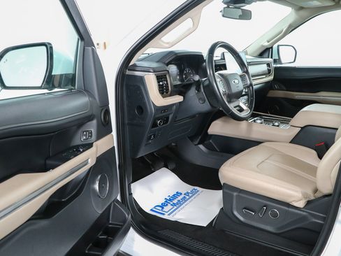 Used 2024 Ford Expedition Max Limited AWD/4WD image 3