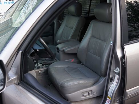 Used 2004 Toyota Land Cruiser image 39