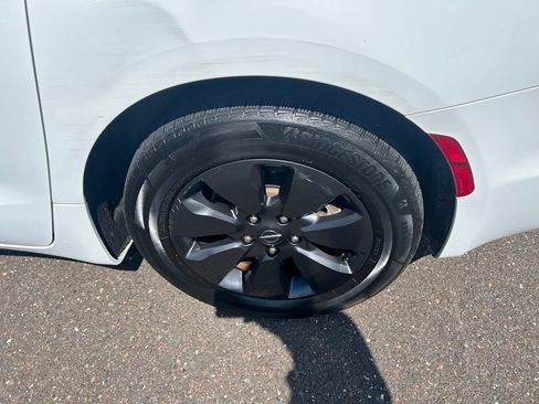 Used 2020 Chrysler Pacifica Limited FWD image 36