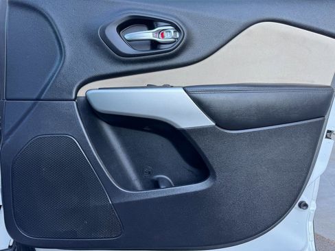 Used 2017 Jeep Cherokee Latitude w/ Comfort/Convenience Group image 23