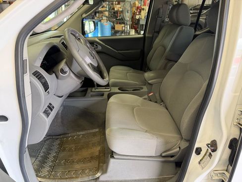 Used 2009 Nissan Frontier SE w/ SE Value Truck Pkg AWD/4WD image 10