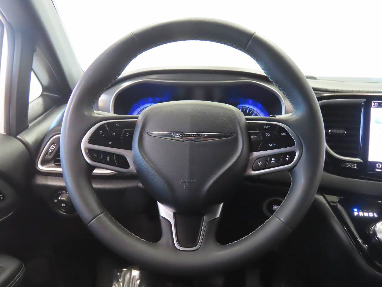 Used 2025 Chrysler Pacifica Select FWD image 9
