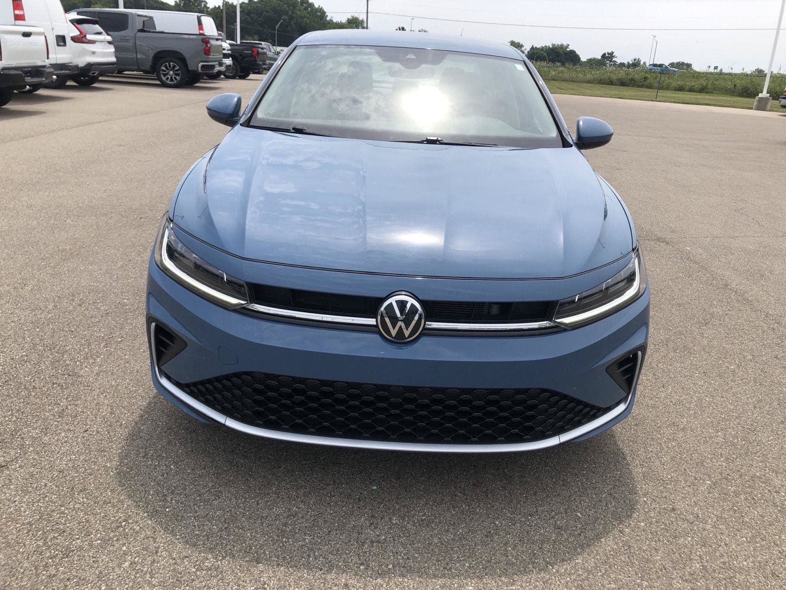 Used 2025 Volkswagen Jetta SE FWD image 9