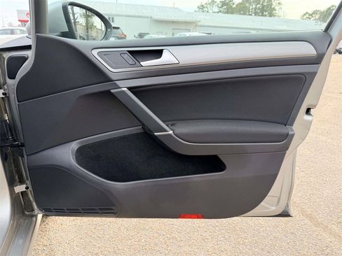 Used 2016 Volkswagen Golf S image 11