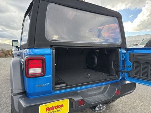 Used 2024 Jeep Wrangler Unlimited image 17