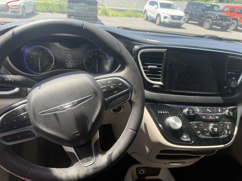 Used 2022 Chrysler Voyager LX FWD image 3