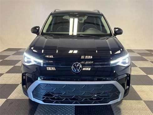 Certified 2025 Volkswagen Taos SE image 2