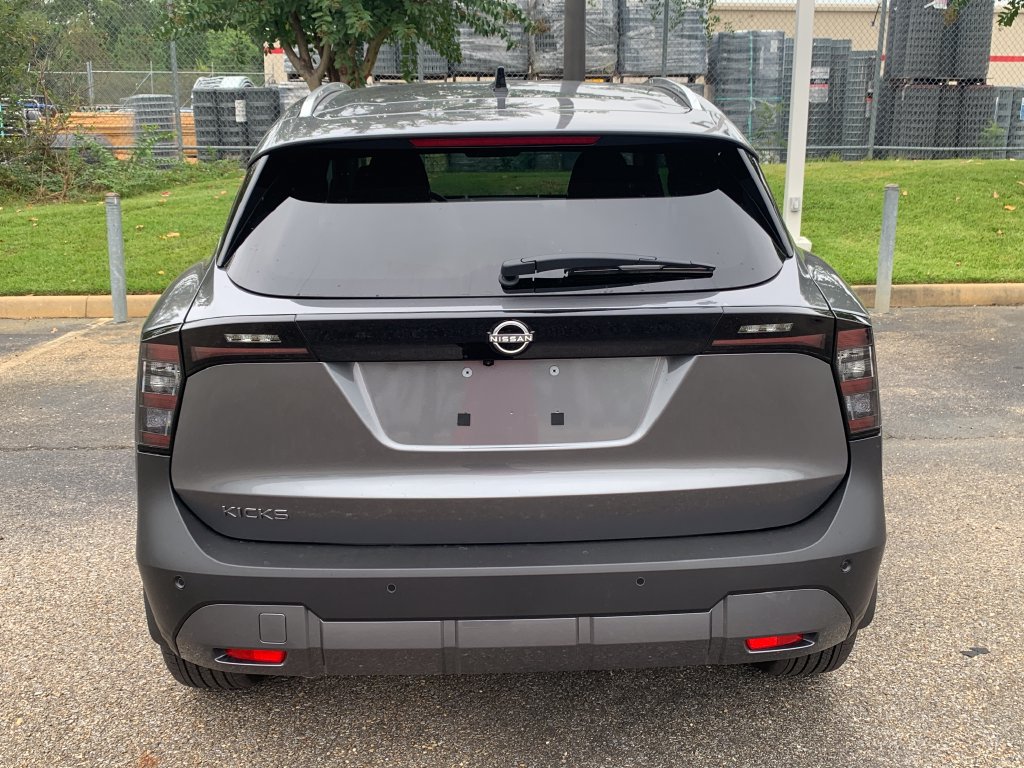 New 2027 Nissan Kicks SR w/ SR Premium Package FWD image 4