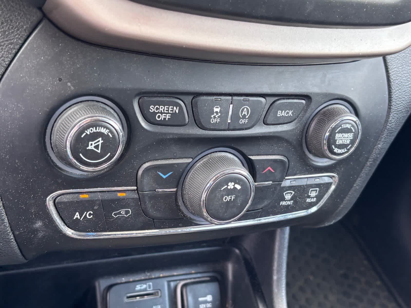 Used 2017 Jeep Cherokee Latitude w/ Safety/Convenience Group AWD/4WD image 21