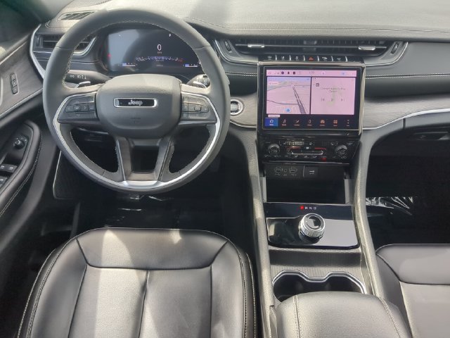 Used 2025 Jeep Grand Cherokee Limited RWD image 17