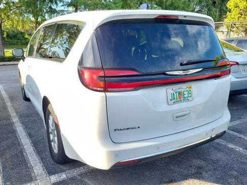 Used 2023 Chrysler Pacifica Touring-L FWD image 4