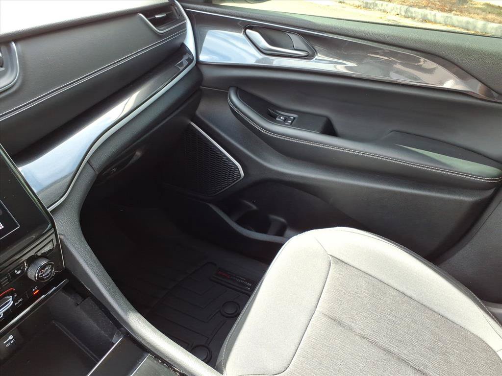 Used 2022 Jeep Grand Cherokee Laredo w/ Luxury Tech Group I RWD image 37