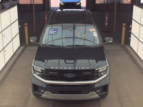 Used 2025 Ford Expedition Platinum w/ Driver's Package AWD/4WD image 6